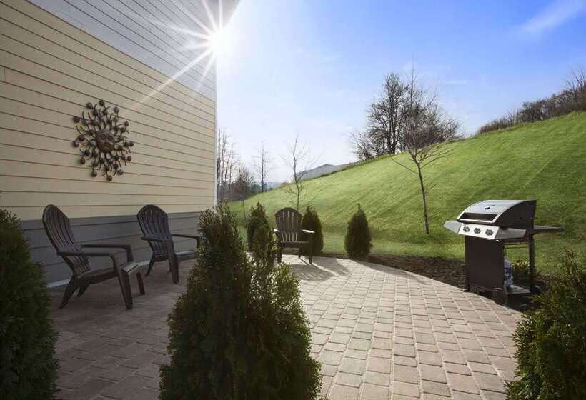 בית מלון כפרי Days Inn & Suites By Wyndham Altoona