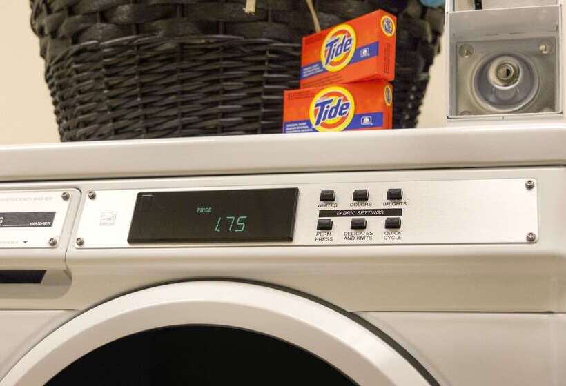 בית מלון כפרי Days Inn & Suites By Wyndham Altoona