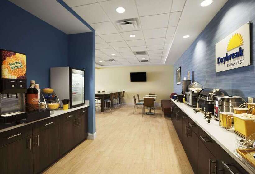 בית מלון כפרי Days Inn & Suites By Wyndham Altoona