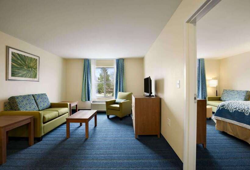 בית מלון כפרי Days Inn & Suites By Wyndham Altoona