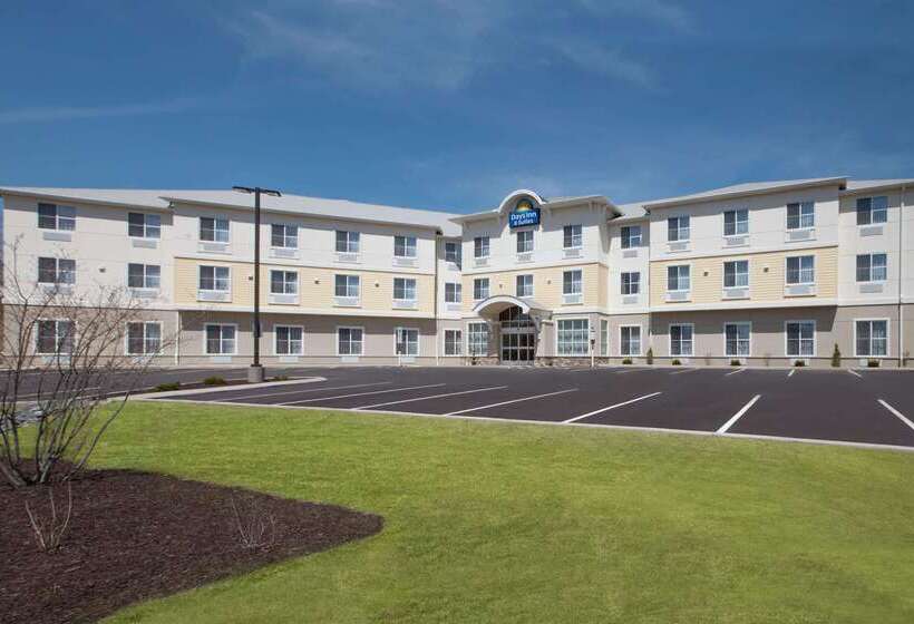 בית מלון כפרי Days Inn & Suites By Wyndham Altoona