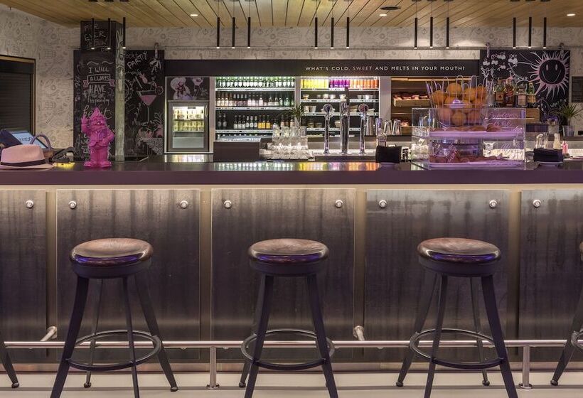 ホテル Moxy Milan Malpensa Airport