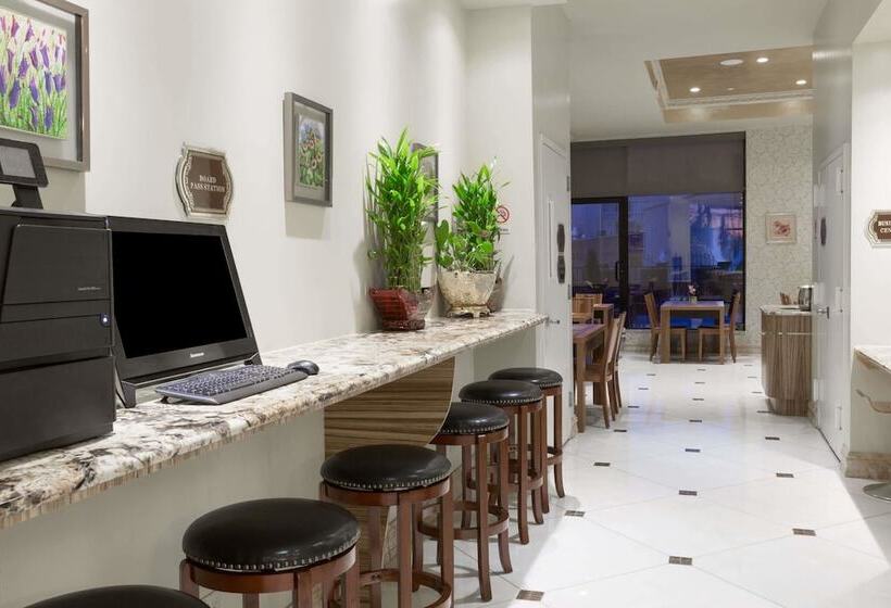 فندق Ramada By Wyndham Flushing Queens