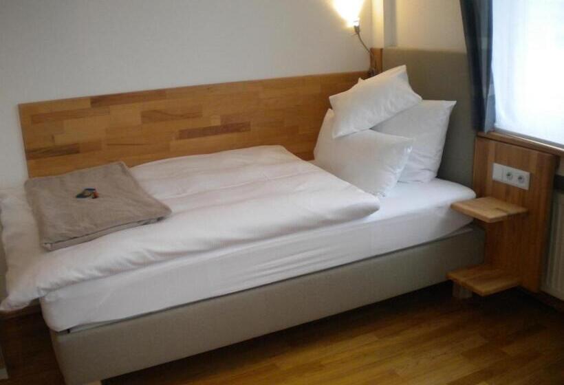 Отель Warum Ins