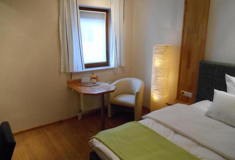 Отель Warum Ins