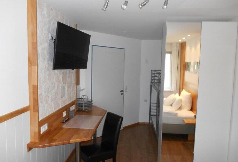 Отель Warum Ins