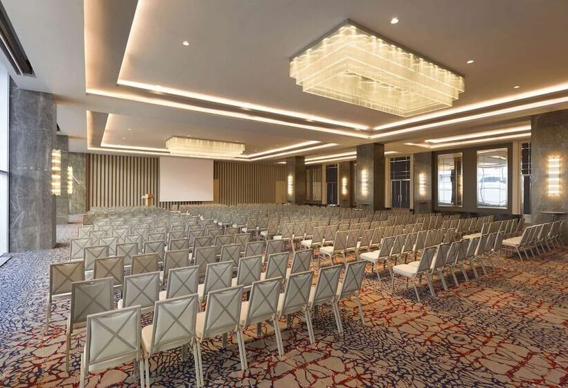 Wyndham Grand Istanbul Levent Hotel & Conference Center