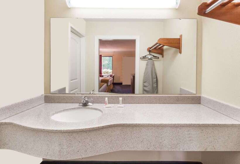 فندق على الطريق Super 8 By Wyndham Dalton/convention Center Area