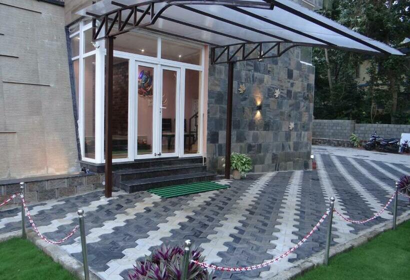 Отель Laughing Waters Fine Stay