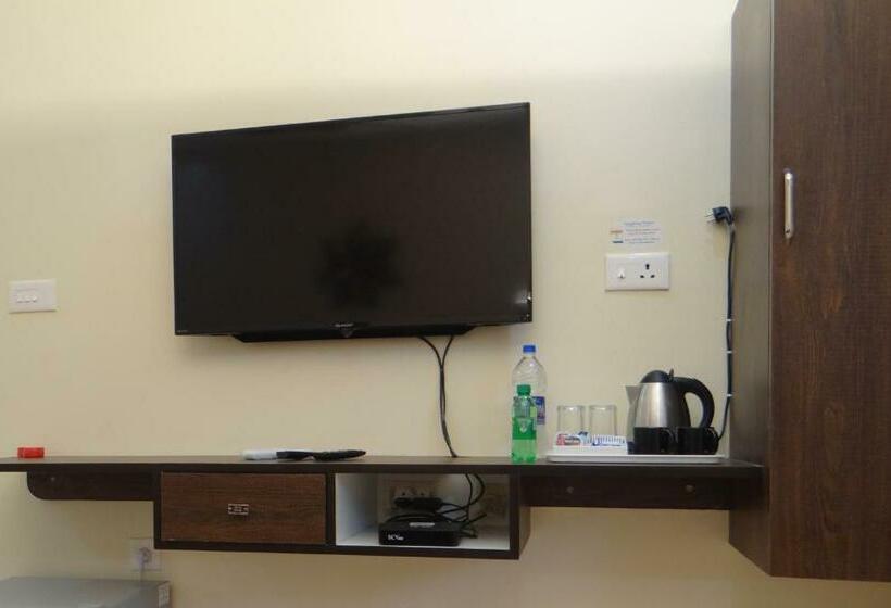 Отель Laughing Waters Fine Stay