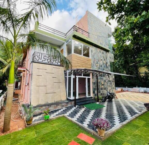 Отель Laughing Waters Fine Stay