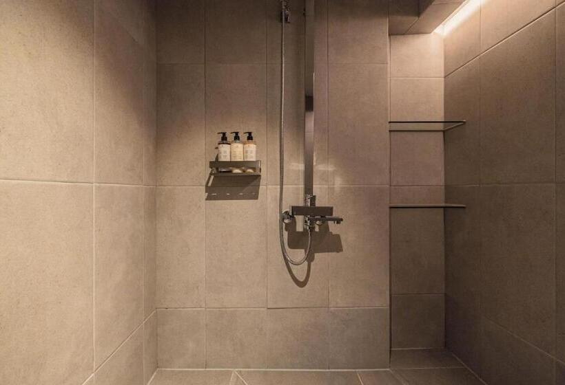 Luxury Hanok With Private Bathtub   Sw07