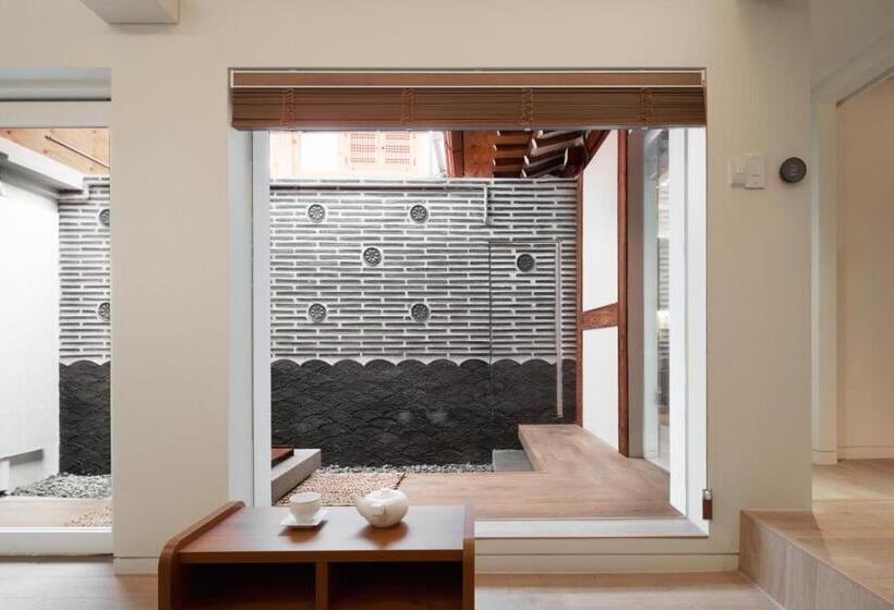 Luxury Hanok With Private Bathtub   Sw07