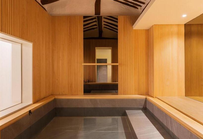 Luxury Hanok With Private Bathtub   Sw07