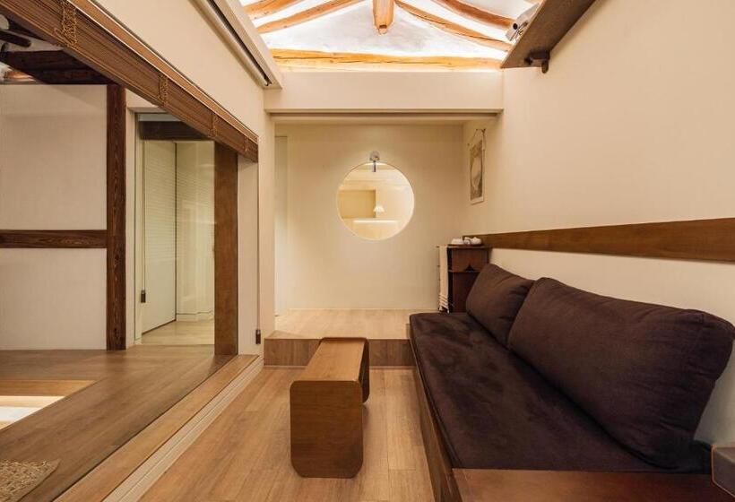 Luxury Hanok With Private Bathtub   Sw07