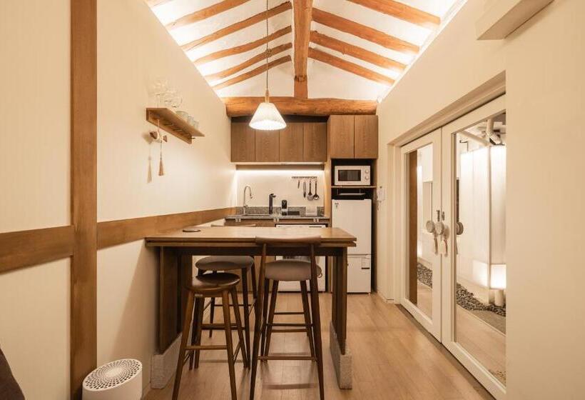 Luxury Hanok With Private Bathtub   Sw07