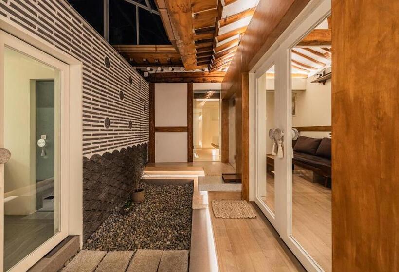 Luxury Hanok With Private Bathtub   Sw07