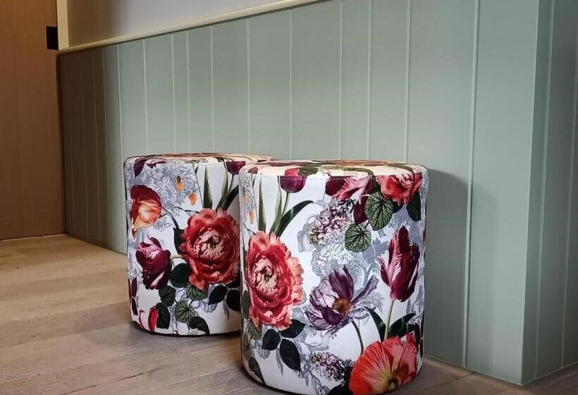 Mademoiselle Nineth Met Sauna