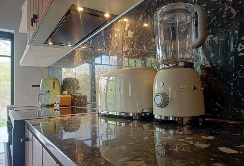 Mademoiselle Nineth Met Sauna