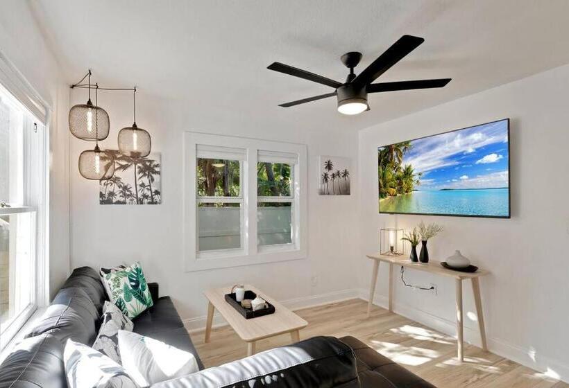 Moderntropic 2bd/1ba Near Beach W/ Fence Yard/deck