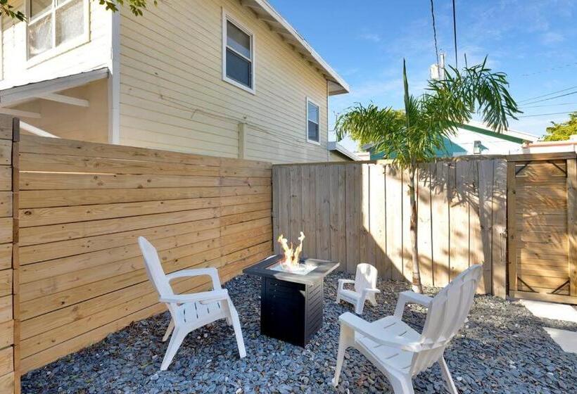 Moderntropic 2bd/1ba Near Beach W/ Fence Yard/deck