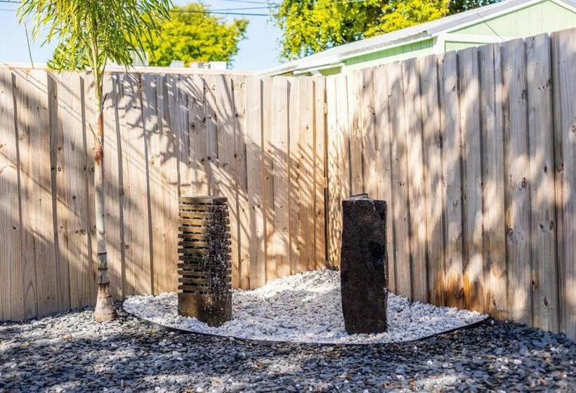 Moderntropic 2bd/1ba Near Beach W/ Fence Yard/deck