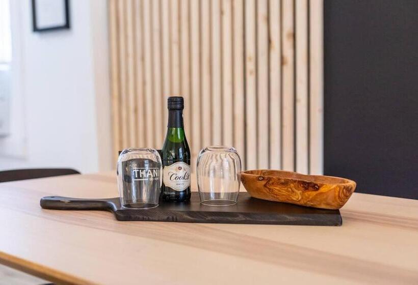 Moderntropic 2bd/1ba Near Beach W/ Fence Yard/deck