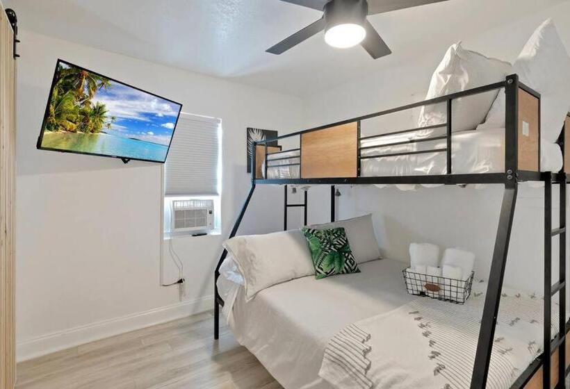 Moderntropic 2bd/1ba Near Beach W/ Fence Yard/deck