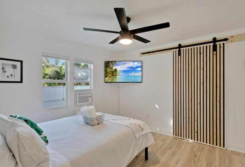 Moderntropic 2bd/1ba Near Beach W/ Fence Yard/deck