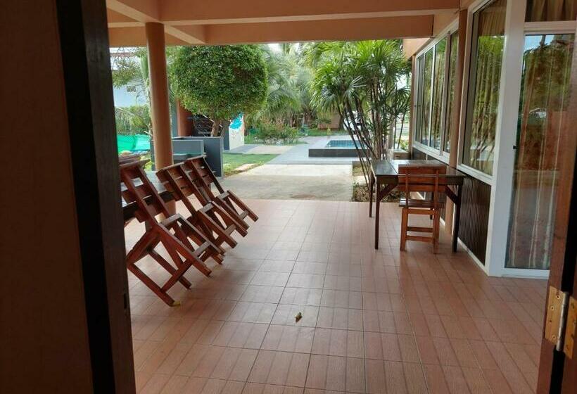 Resort แสงหิรัญ บีช รีสอร์ท