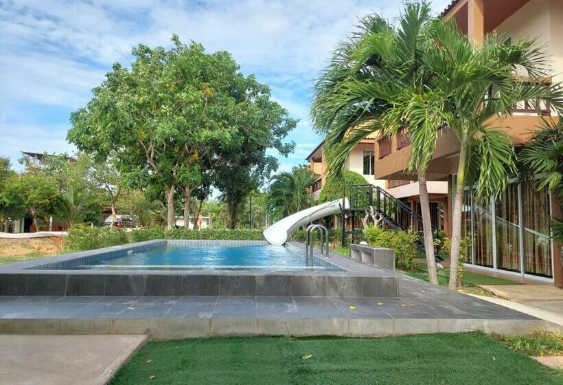 Resort แสงหิรัญ บีช รีสอร์ท