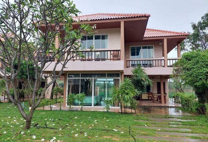 Resort แสงหิรัญ บีช รีสอร์ท