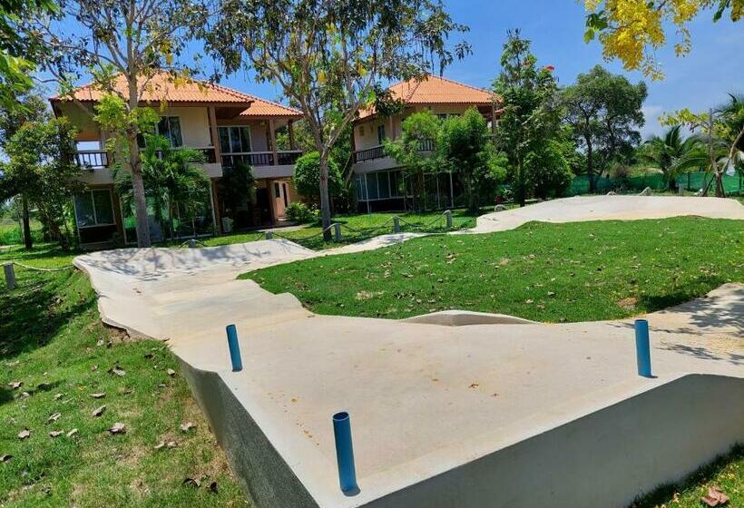 Resort แสงหิรัญ บีช รีสอร์ท