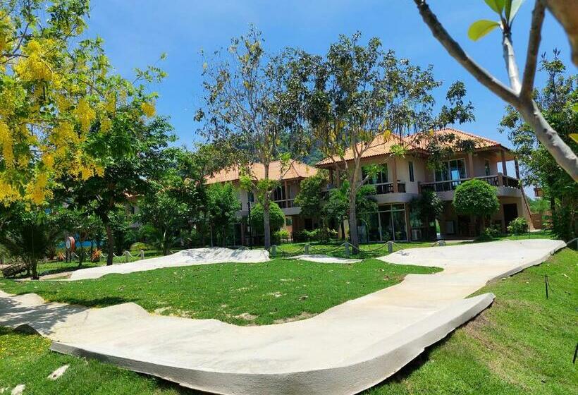 Kurort  แสงหิรัญ บีช รีสอร์ท