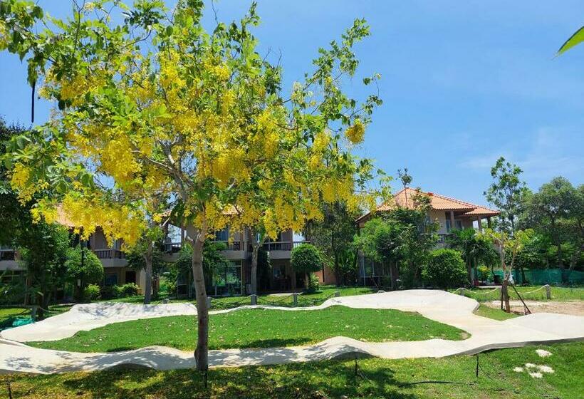 Resort แสงหิรัญ บีช รีสอร์ท