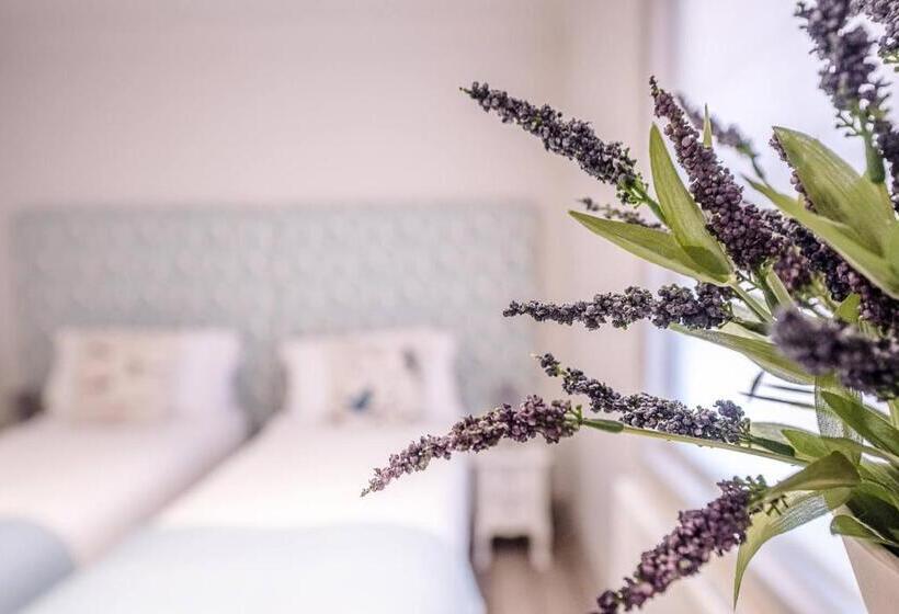 Saxon Lodge Cottage Felixstowe Air Manage Suffolk