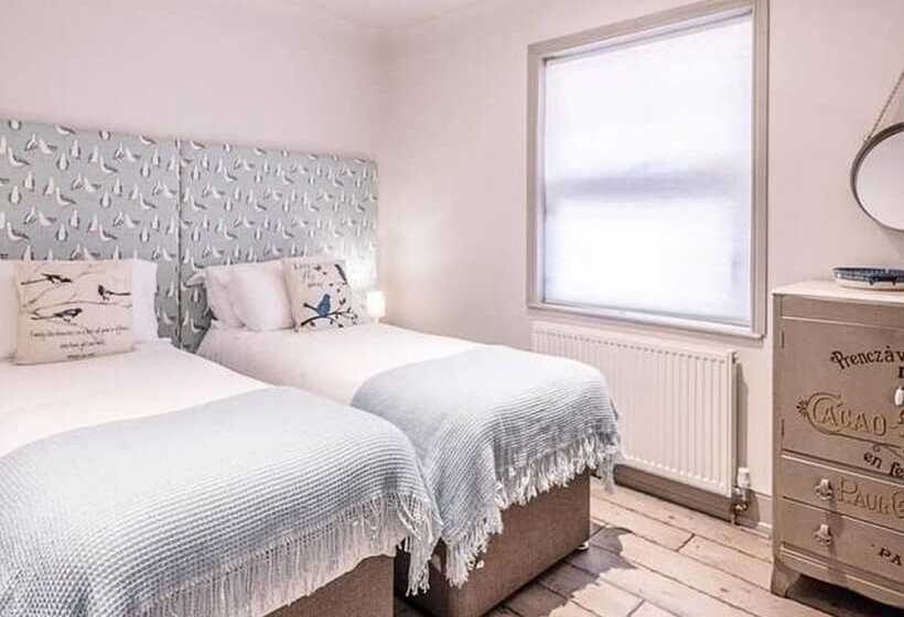 Saxon Lodge Cottage Felixstowe Air Manage Suffolk