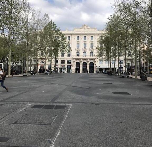 Sleep In Antibes City Port