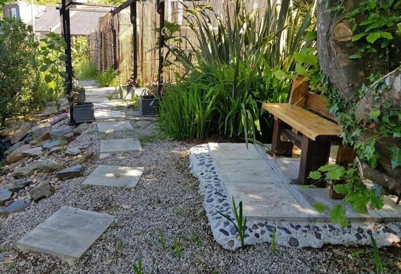 The Old Potting Shed With Hot Tub. Colan, Newquay