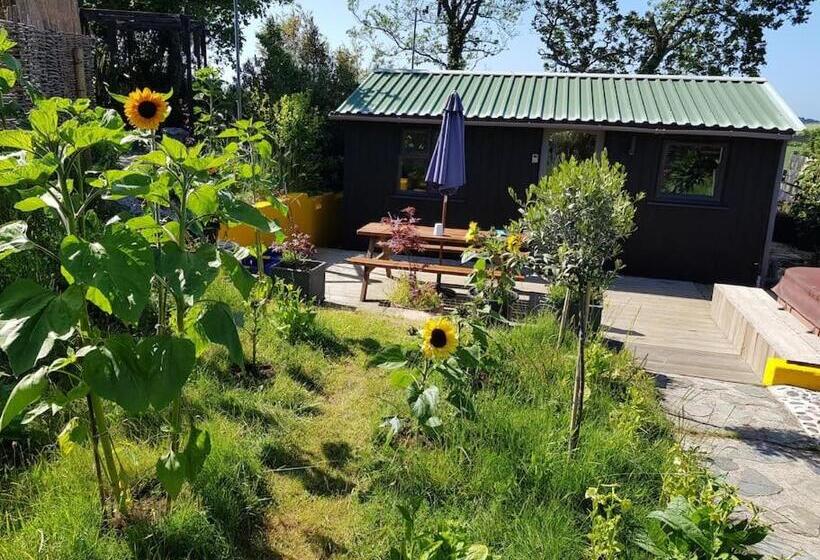 The Old Potting Shed With Hot Tub. Colan, Newquay