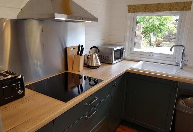 The Old Potting Shed With Hot Tub. Colan, Newquay