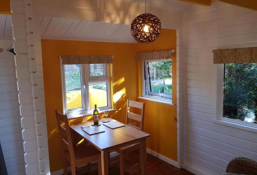 The Old Potting Shed With Hot Tub. Colan, Newquay