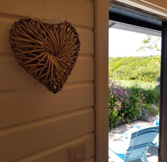 The Old Potting Shed With Hot Tub. Colan, Newquay