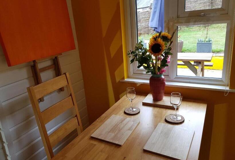 The Old Potting Shed With Hot Tub. Colan, Newquay