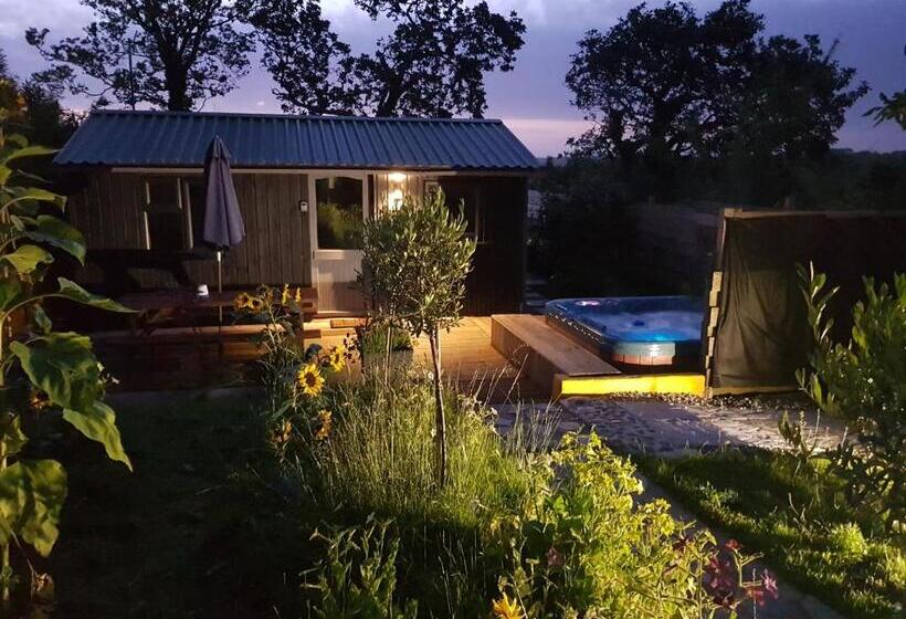 The Old Potting Shed With Hot Tub. Colan, Newquay