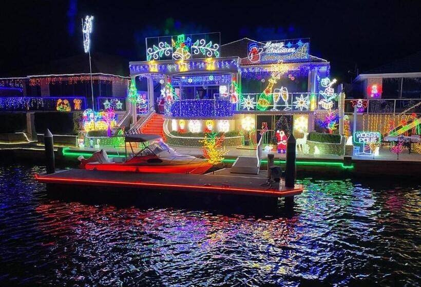 Waterlily House   Luxury Canal House, Jetty, Dog & Child Friendly   Sleeps 14