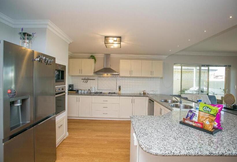 Waterlily House   Luxury Canal House, Jetty, Dog & Child Friendly   Sleeps 14