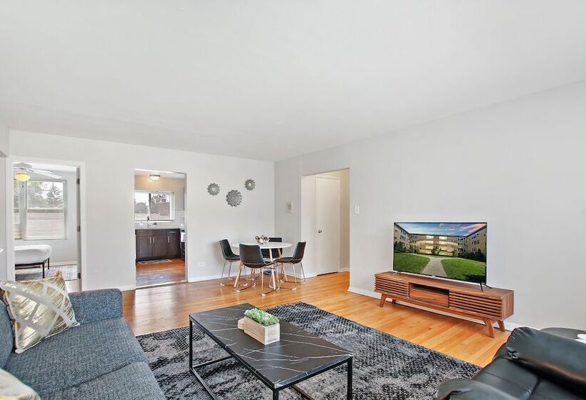 3br Homey Living Room Apt In Bell Ave