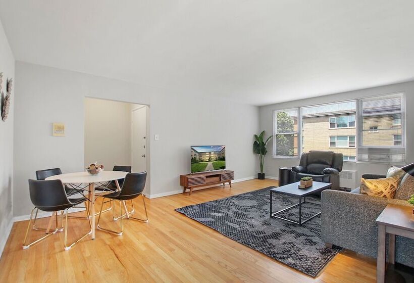 3br Homey Living Room Apt In Bell Ave