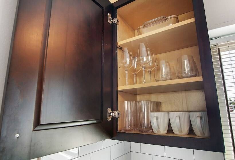 3br Homey Living Room Apt In Bell Ave